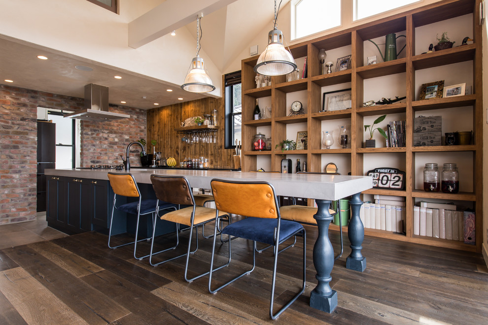 Idee per una sala da pranzo stile rurale con pavimento in legno verniciato e pavimento marrone