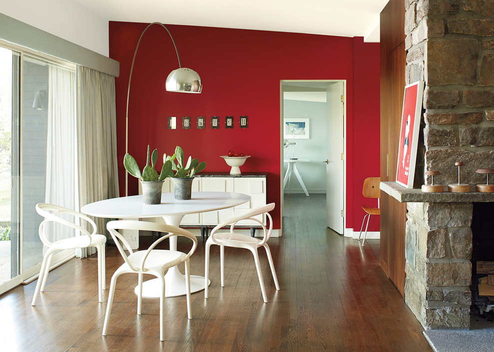Idee per una sala da pranzo moderna con pareti multicolore, pavimento in legno massello medio e pavimento marrone