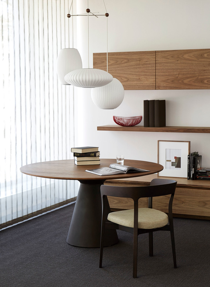 Стильный дизайн: столовая в стиле модернизм с белыми стенами и ковровым покрытием - последний тренд