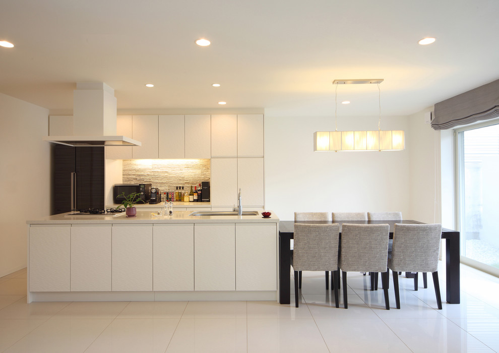 Esempio di una sala da pranzo aperta verso la cucina minimalista di medie dimensioni con pareti bianche, pavimento con piastrelle in ceramica e pavimento bianco