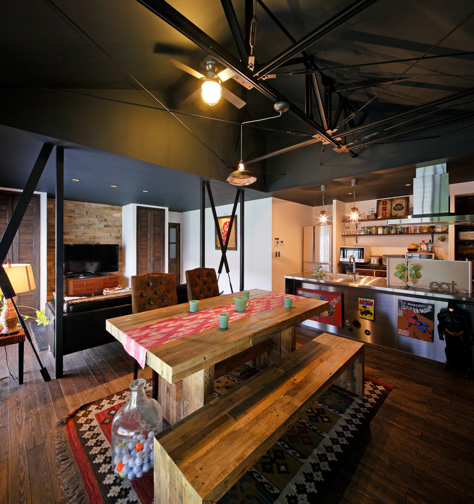 Aménagement d'une salle à manger ouverte sur le salon contemporaine avec un mur blanc, parquet foncé et un sol marron.