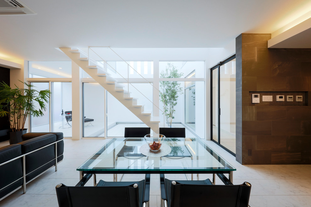 Esempio di una sala da pranzo aperta verso il soggiorno moderna con pavimento in compensato e pavimento bianco