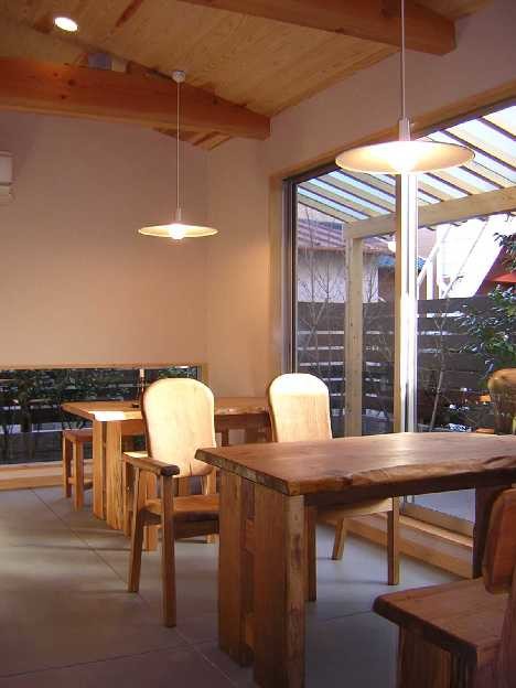 Immagine di una piccola sala da pranzo aperta verso la cucina country con pareti bianche, pavimento in cemento, nessun camino e pavimento grigio