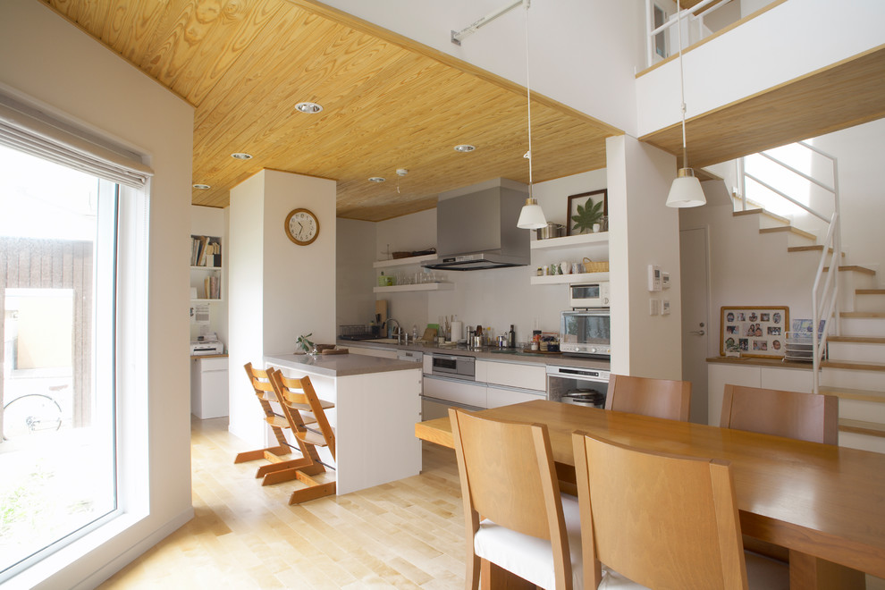 Стильный дизайн: гостиная-столовая в восточном стиле с белыми стенами, светлым паркетным полом и коричневым полом - последний тренд