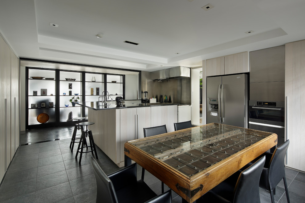 Idee per una sala da pranzo aperta verso il soggiorno minimal con pareti beige e pavimento grigio