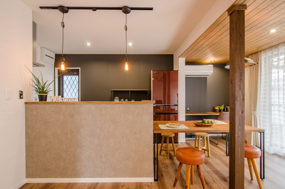 Идея дизайна: маленькая гостиная-столовая в современном стиле с черными стенами, паркетным полом среднего тона, коричневым полом, потолком с обоями и деревянными стенами без камина для на участке и в саду