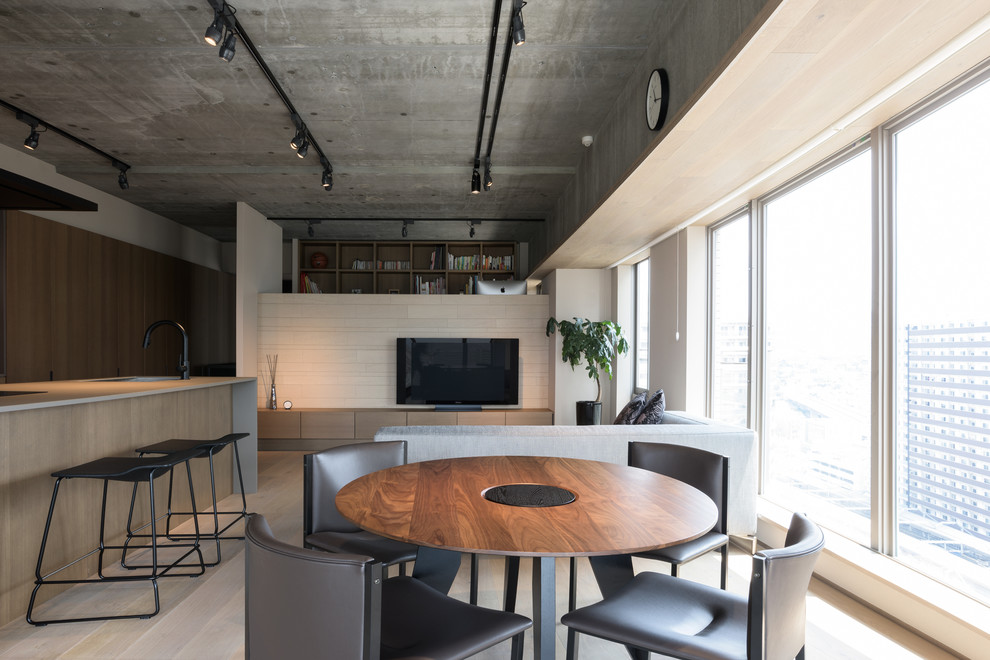 Свежая идея для дизайна: гостиная-столовая в стиле модернизм с серыми стенами, деревянным полом и бежевым полом - отличное фото интерьера