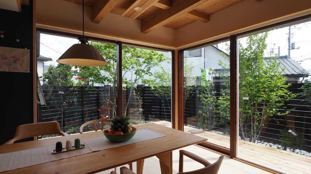 Inspiration pour une salle à manger traditionnelle de taille moyenne avec un mur blanc, parquet en bambou et aucune cheminée.