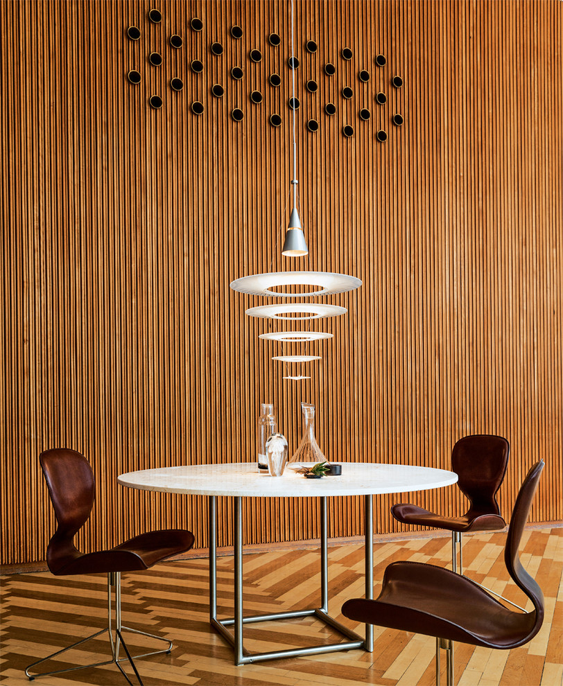 Esempio di una sala da pranzo minimalista con pareti marroni e pavimento marrone