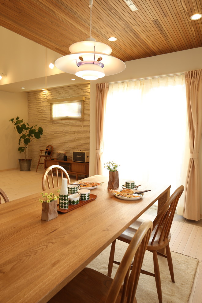 Стильный дизайн: гостиная-столовая в скандинавском стиле с белыми стенами, полом из керамической плитки и разноцветным полом без камина - последний тренд