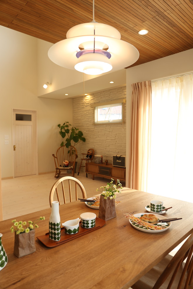 Immagine di una sala da pranzo aperta verso il soggiorno nordica con pareti bianche, pavimento con piastrelle in ceramica, nessun camino e pavimento multicolore