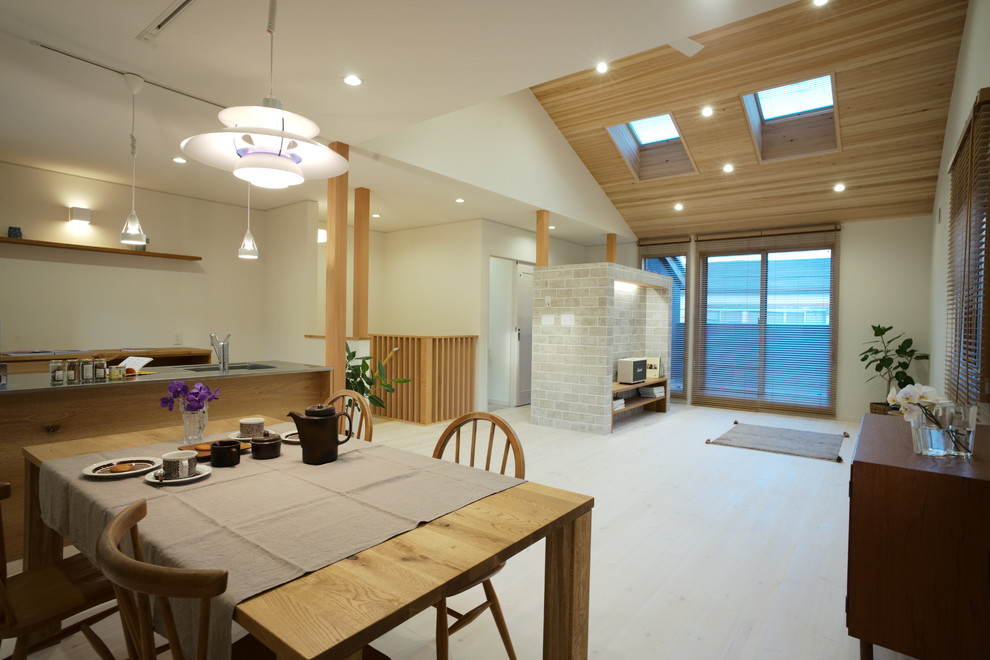 Idee per una sala da pranzo aperta verso il soggiorno scandinava con pareti bianche e pavimento beige