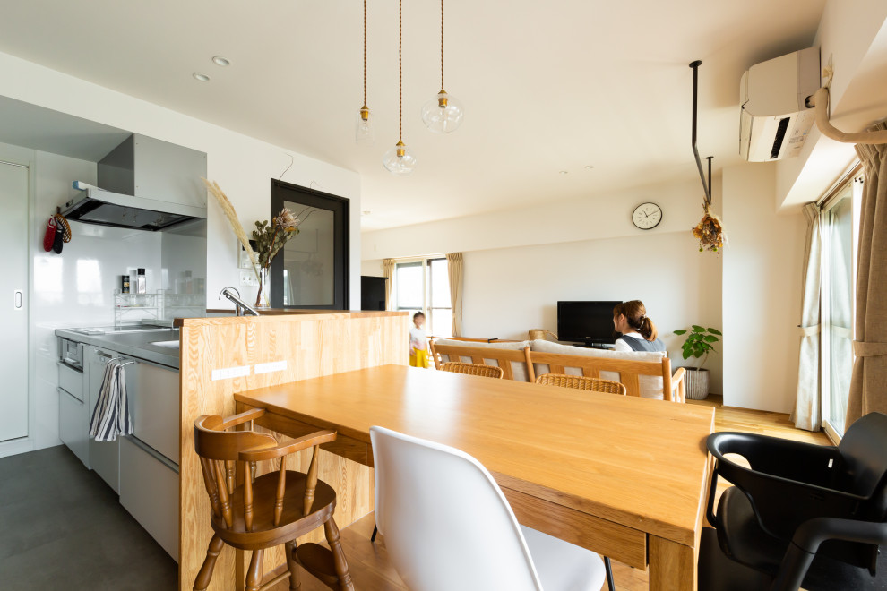Idee per una sala da pranzo country con pareti bianche e pavimento in legno massello medio
