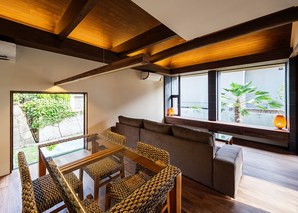 Inspiration for a zen dining room remodel in Kobe