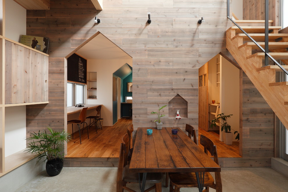 Réalisation d'une petite salle à manger chalet avec un mur blanc, un sol en bois brun et un sol beige.