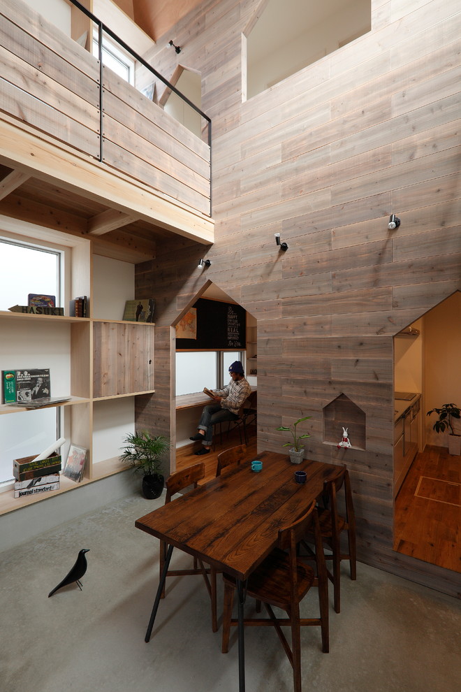 京都にある低価格の小さなラスティックスタイルのおしゃれなダイニングキッチン (白い壁、無垢フローリング、ベージュの床) の写真