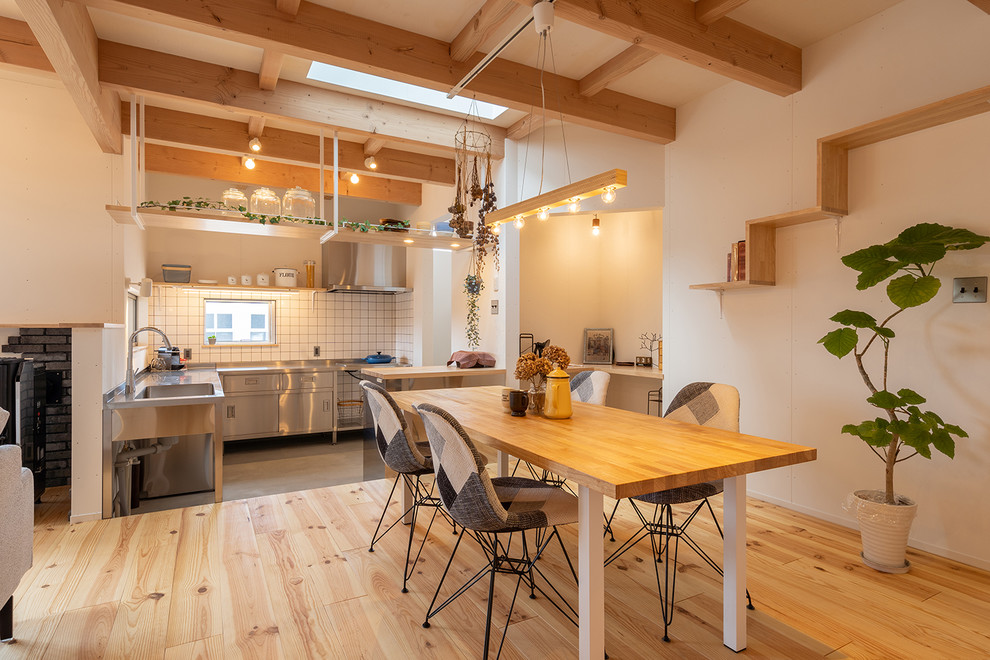 Стильный дизайн: гостиная-столовая в скандинавском стиле с белыми стенами, светлым паркетным полом и коричневым полом - последний тренд