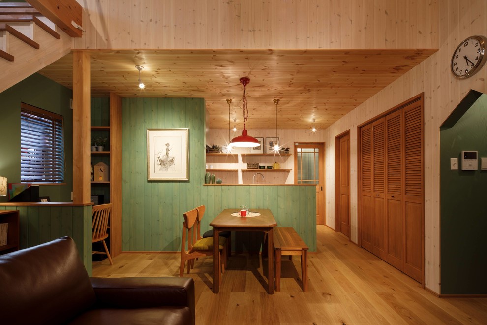 Esempio di una sala da pranzo aperta verso il soggiorno nordica con pareti multicolore, pavimento in legno massello medio e pavimento marrone