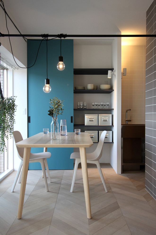 Cette photo montre une petite salle à manger scandinave avec un mur blanc, parquet peint et un sol gris.