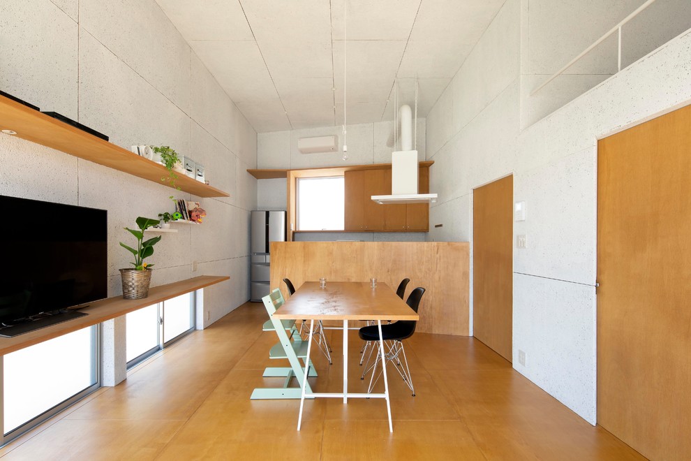 Modernes Esszimmer mit weißer Wandfarbe, braunem Holzboden und braunem Boden in Sonstige