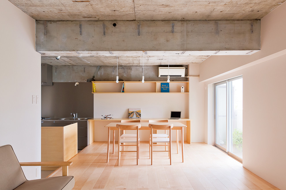 Idéer för att renovera ett minimalistiskt kök med matplats, med vita väggar och ljust trägolv
