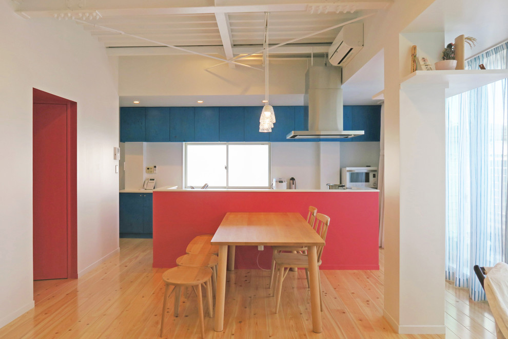 Immagine di una sala da pranzo aperta verso il soggiorno minimal con pareti bianche, parquet chiaro e pavimento marrone