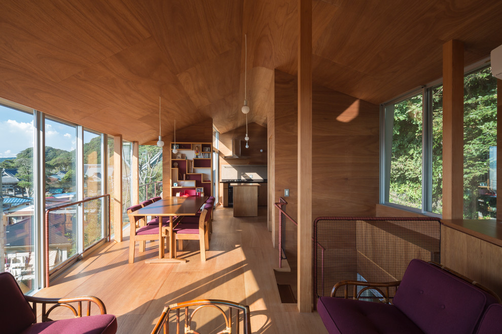 Идея дизайна: гостиная-столовая в современном стиле с коричневыми стенами, паркетным полом среднего тона и коричневым полом