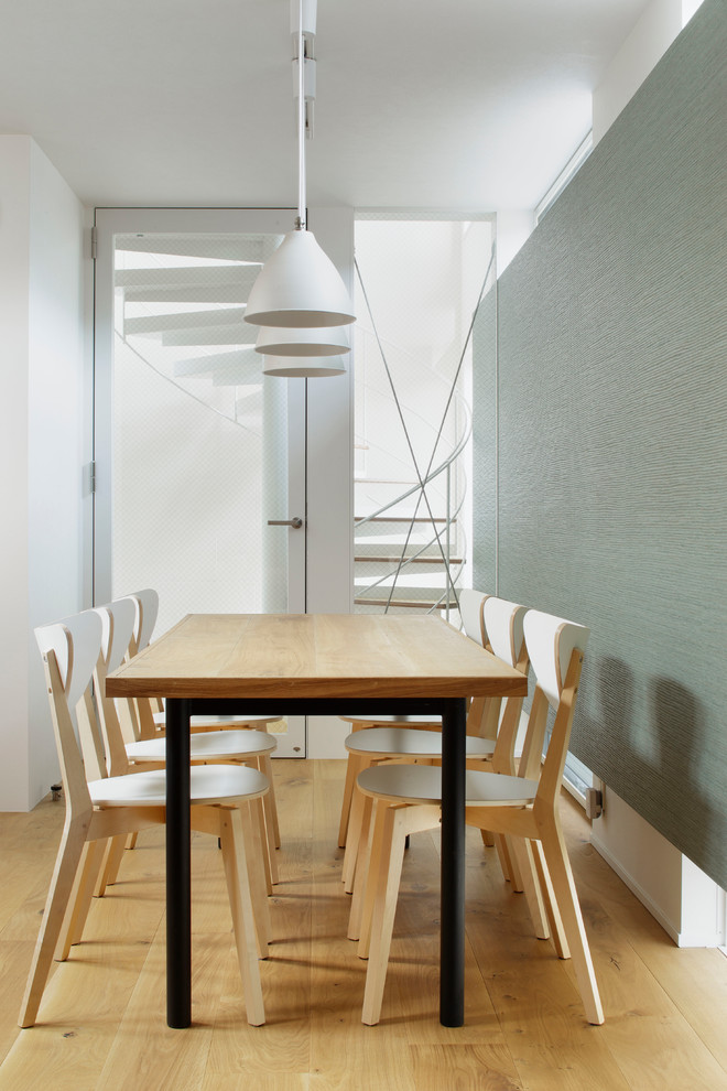 На фото: столовая в стиле модернизм с белыми стенами, светлым паркетным полом и бежевым полом с