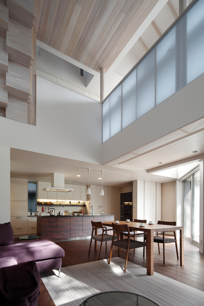 Ispirazione per una sala da pranzo aperta verso il soggiorno shabby-chic style di medie dimensioni con pareti bianche e pavimento marrone
