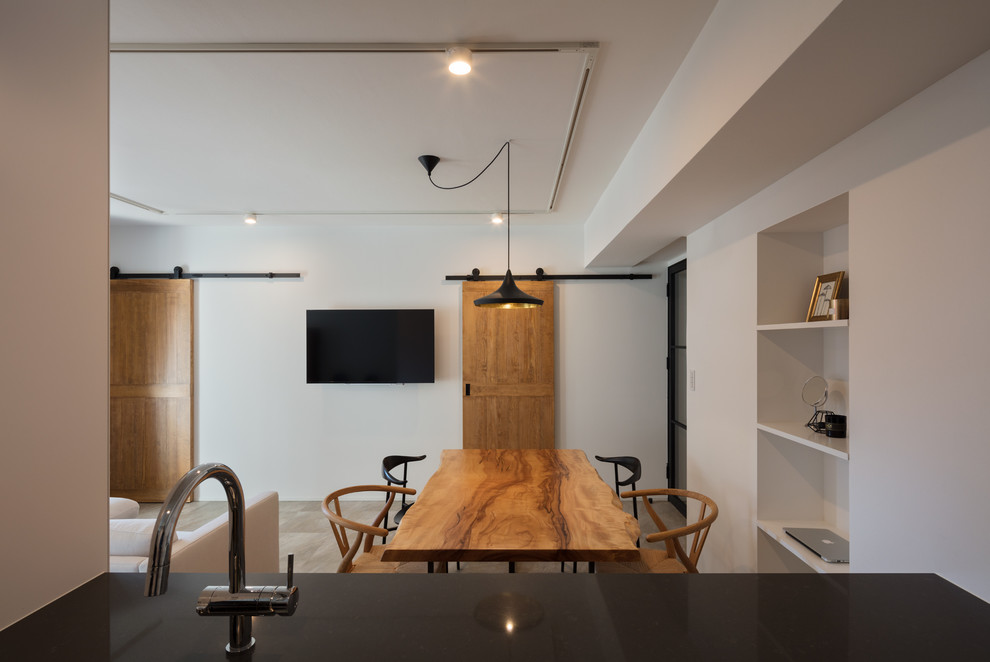 На фото: гостиная-столовая в стиле рустика с белыми стенами, деревянным полом и серым полом с