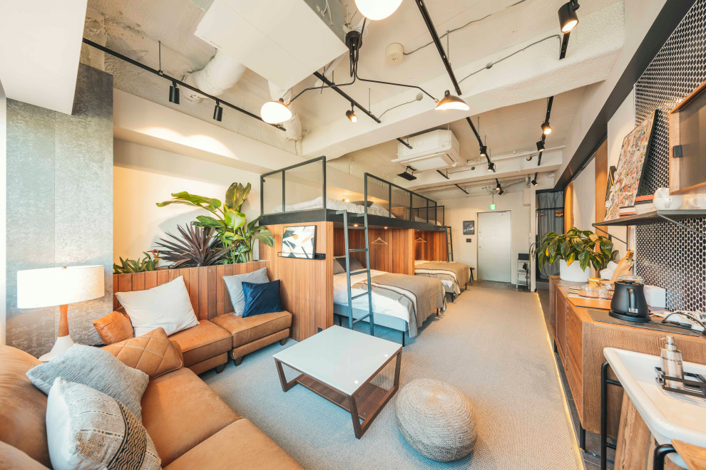 Mittelgroßes Industrial Esszimmer mit weißer Wandfarbe, Teppichboden, grauem Boden und Holzwänden in Tokio