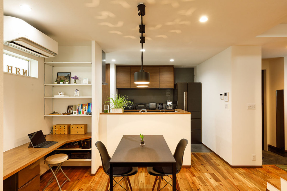 Exemple d'une salle à manger ouverte sur la cuisine industrielle de taille moyenne avec un mur blanc, parquet foncé, un sol marron, un plafond en papier peint et du papier peint.