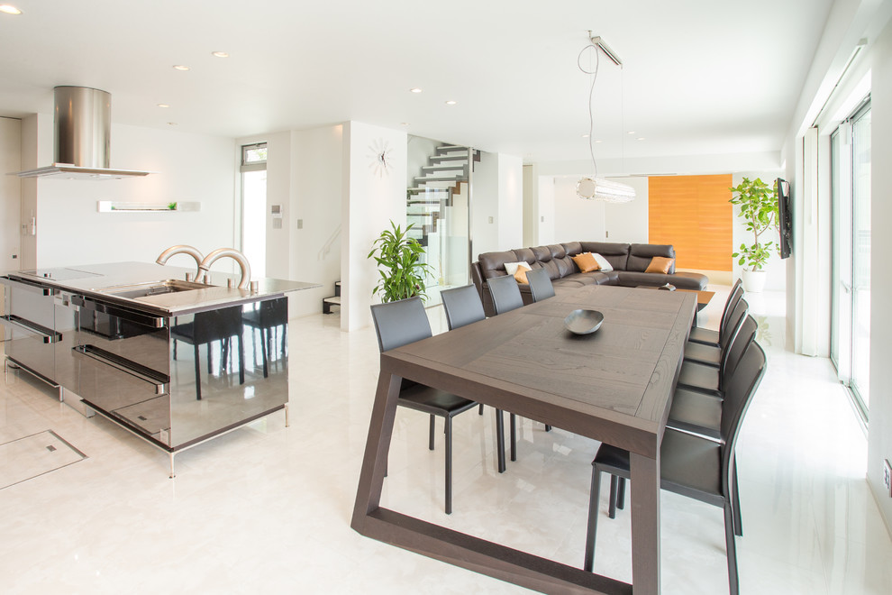 Esempio di una sala da pranzo aperta verso il soggiorno contemporanea con pavimento bianco