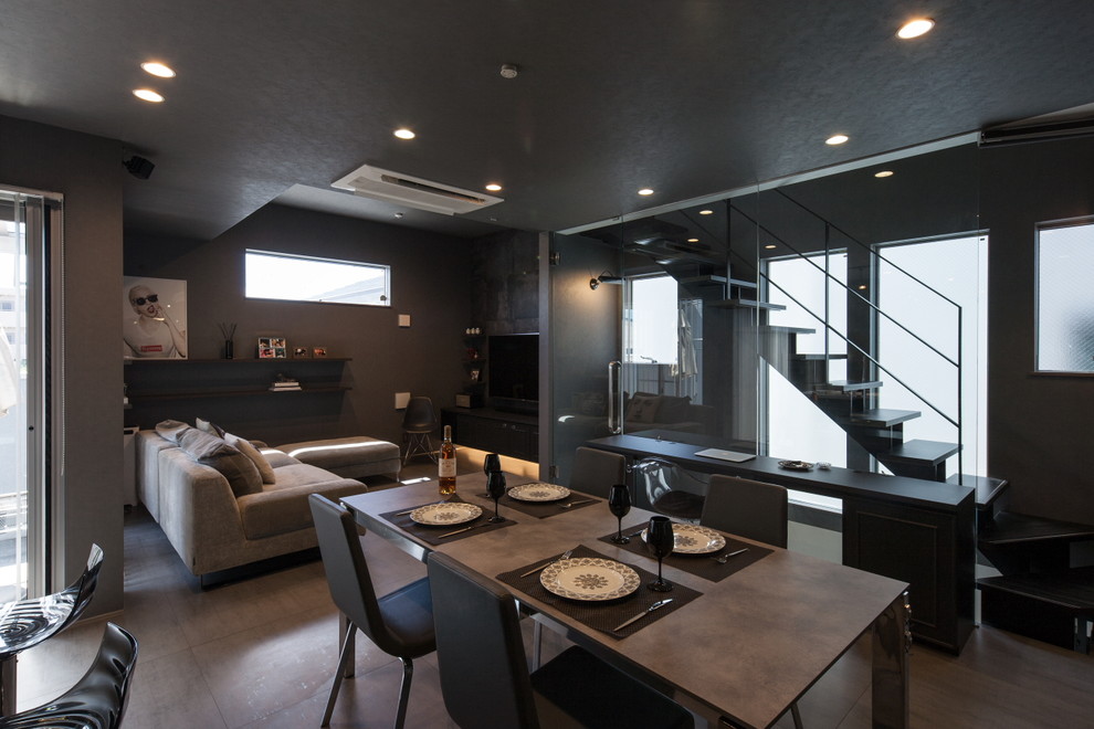 Inspiration pour une salle à manger minimaliste avec un mur gris et un sol en carrelage de céramique.