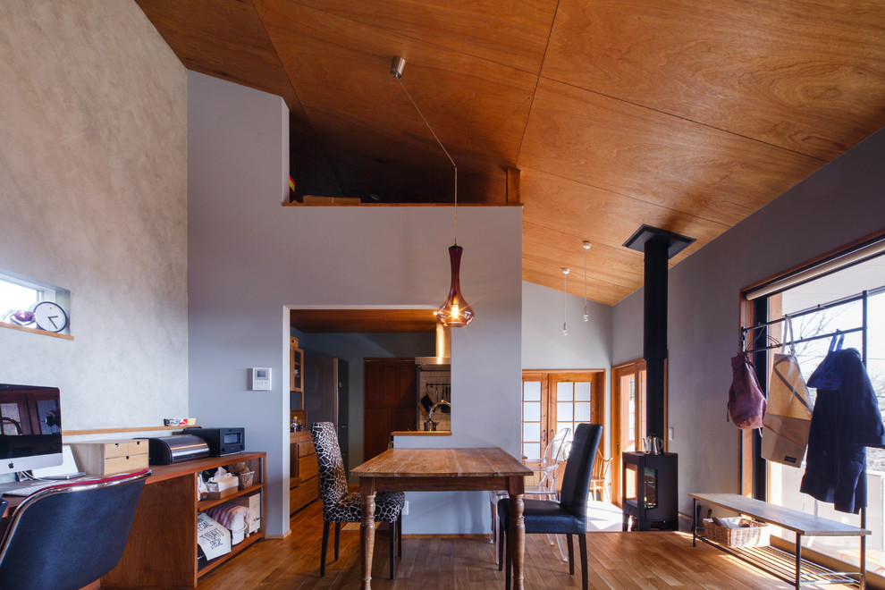 Идея дизайна: гостиная-столовая в восточном стиле с серыми стенами, паркетным полом среднего тона и коричневым полом