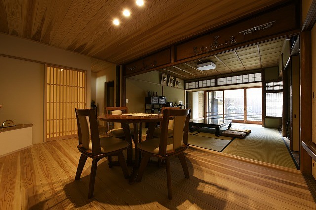Imagen de comedor asiático abierto sin chimenea con paredes beige y suelo de madera en tonos medios
