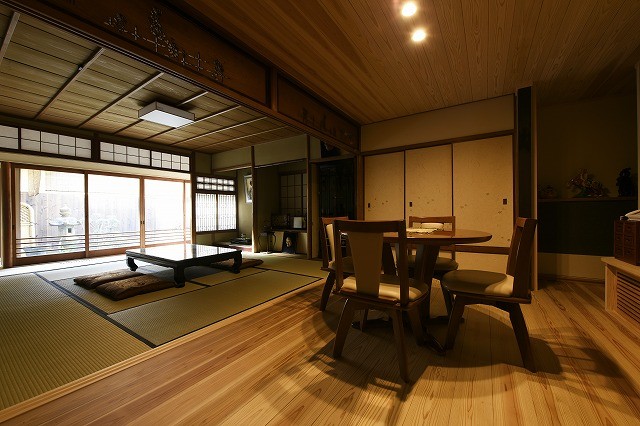 京都にある和風のおしゃれなLDK (マルチカラーの壁、無垢フローリング、暖炉なし) の写真