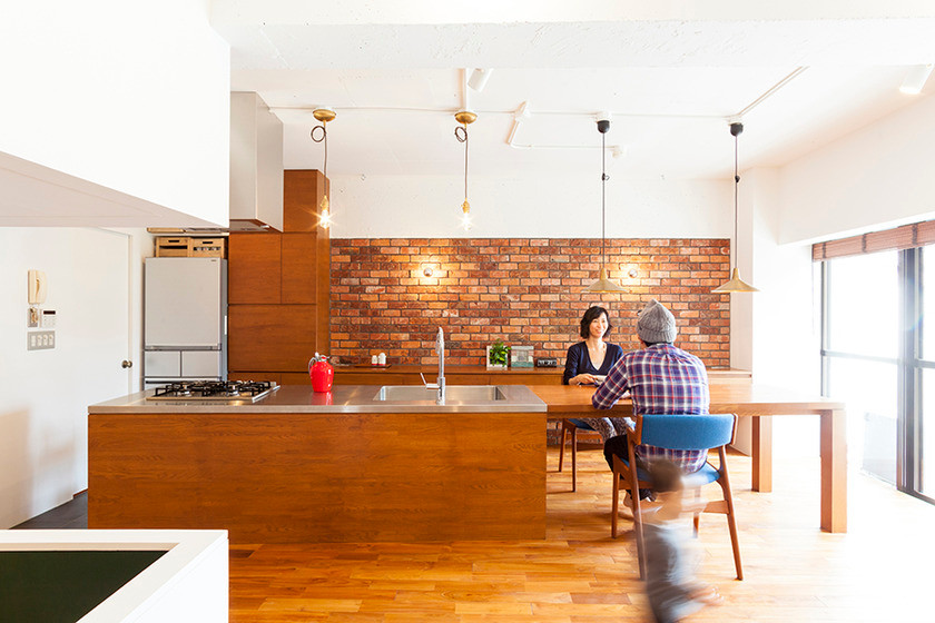 Esempio di una sala da pranzo aperta verso il soggiorno american style di medie dimensioni con pareti bianche, pavimento in legno massello medio e nessun camino