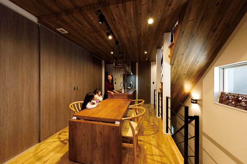 Foto di una piccola sala da pranzo aperta verso il soggiorno minimalista con pareti marroni, pavimento in legno massello medio, pavimento marrone, soffitto in carta da parati e pareti in perlinato