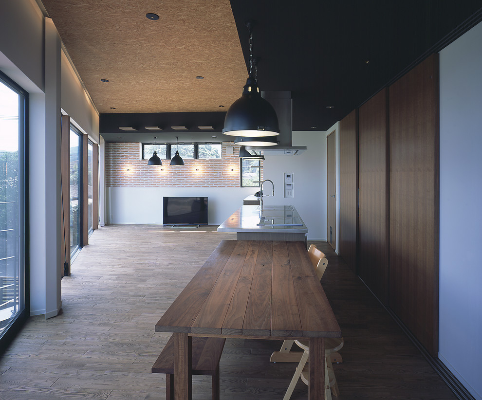 Ejemplo de comedor rústico abierto con paredes blancas y suelo de madera oscura
