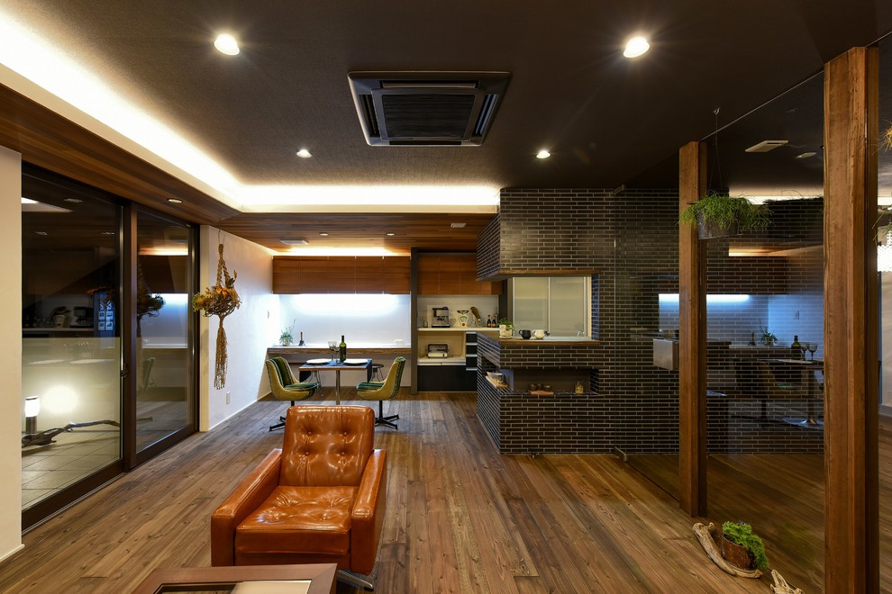Offenes Modernes Esszimmer mit weißer Wandfarbe, dunklem Holzboden und braunem Boden in Sonstige