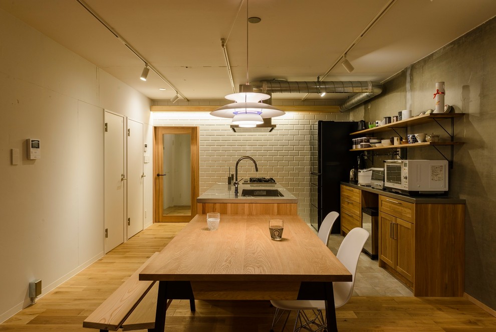 Esempio di una sala da pranzo industriale con pareti multicolore, pavimento in legno massello medio e pavimento marrone
