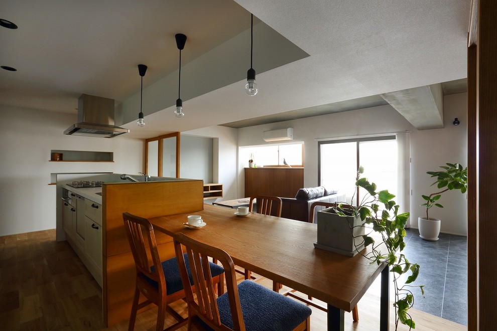 Источник вдохновения для домашнего уюта: гостиная-столовая среднего размера в стиле ретро с белыми стенами, полом из керамической плитки и серым полом