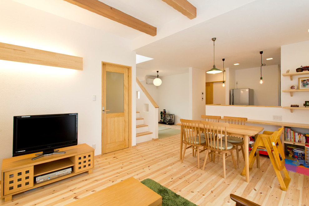 Aménagement d'une salle à manger campagne avec un mur blanc, un sol en bois brun, aucune cheminée et un sol beige.