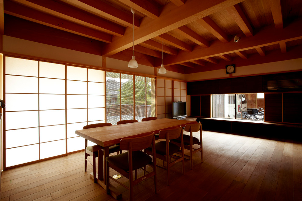 Diseño de comedor de estilo zen abierto con paredes blancas, suelo de madera en tonos medios y suelo beige