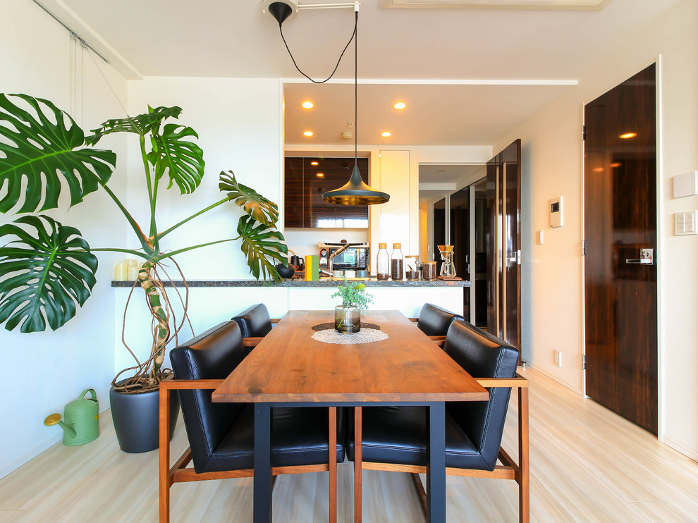 Immagine di una sala da pranzo aperta verso il soggiorno contemporanea con pareti bianche, pavimento in legno verniciato e pavimento beige