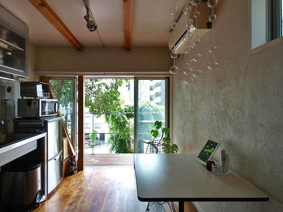 東京23区にある小さなインダストリアルスタイルのおしゃれなダイニングキッチン (グレーの壁、濃色無垢フローリング、ベージュの床) の写真