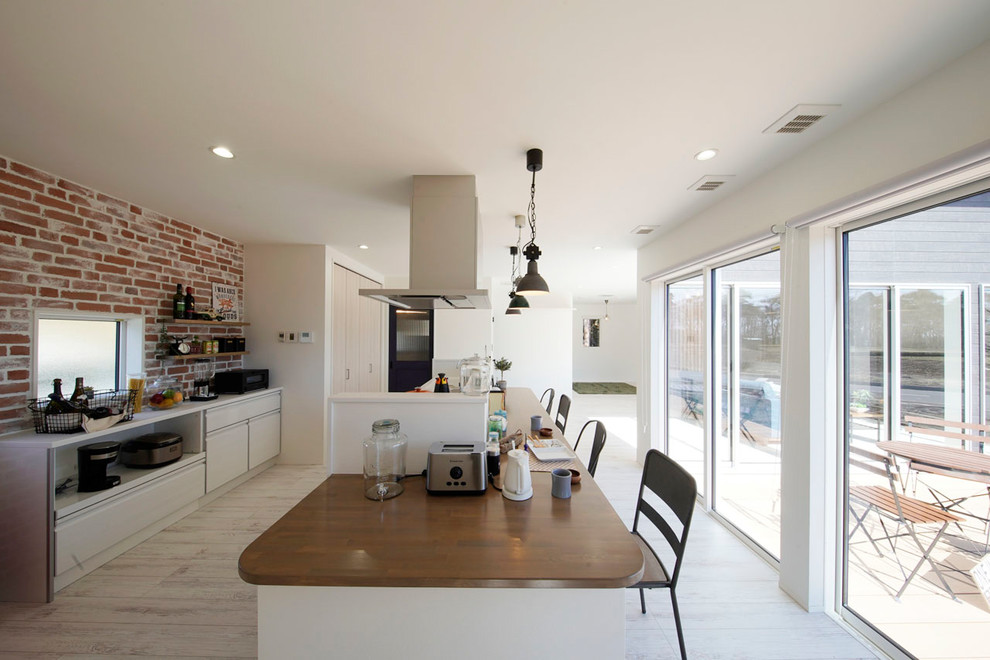 Idées déco pour une salle à manger ouverte sur le salon moderne avec un mur blanc et un sol blanc.