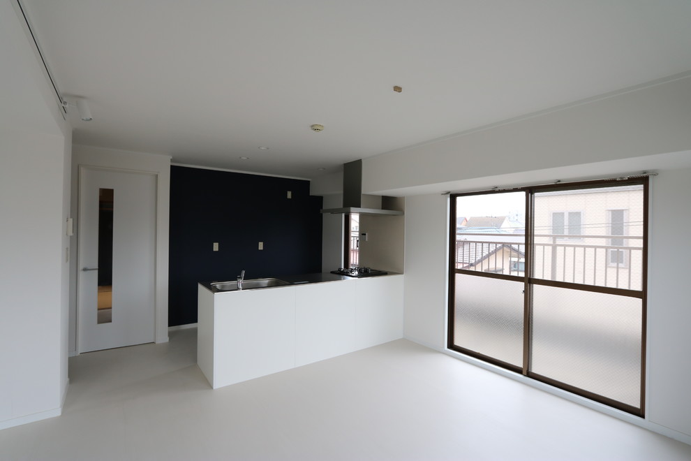 Idee per una sala da pranzo aperta verso il soggiorno moderna di medie dimensioni con pareti multicolore, pavimento in vinile e pavimento bianco