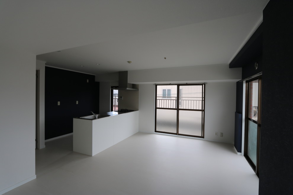 Modelo de comedor minimalista de tamaño medio abierto con paredes multicolor, suelo vinílico y suelo blanco